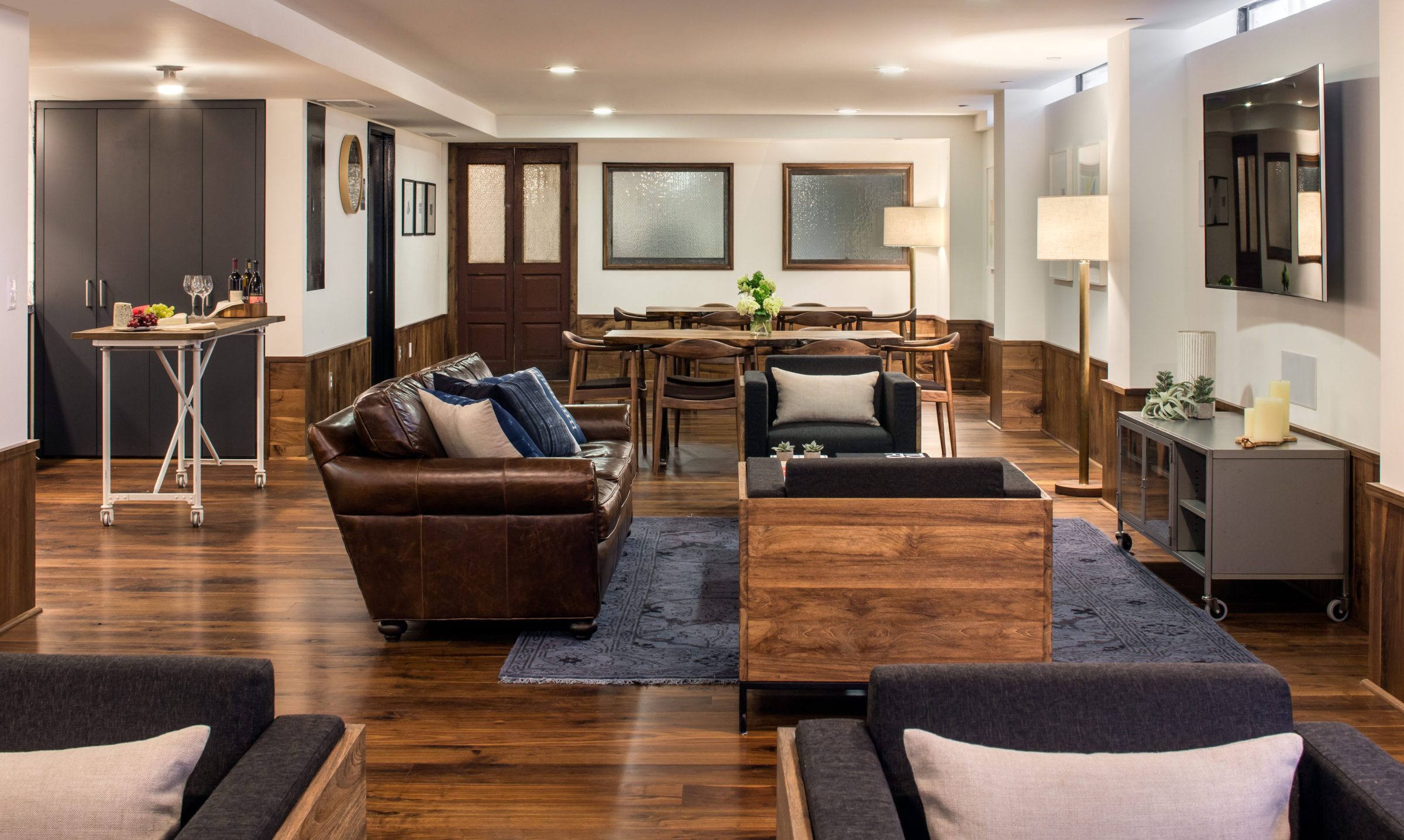 REsident lounge with comfortable, stylish seating